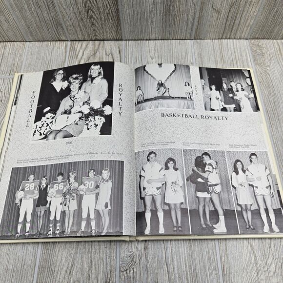 1970‎ The Wildcat Yearbook Mulvane Kansas High School - Picture 7 of 10